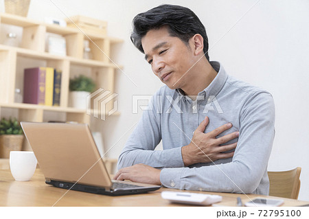 胸が苦しい男性 胸痛 心筋梗塞 狭心症 不整脈 胸が苦しい男性 胸痛 心筋梗塞 狭心症 不整脈 72795100