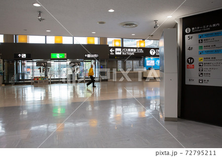 コロナ禍の成田国際空港第一ターミナルの出入口 72795211