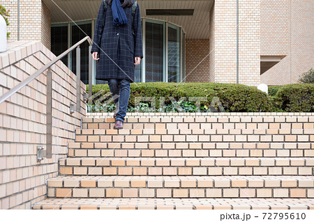 レンガの階段の降りる若い女性 冬 の写真素材 レンガの階段の降りる若い女性 冬 の写真素材