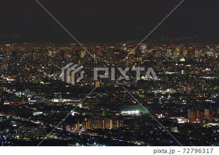 【大阪平野を一望 (夜景)】 撮影場所：水呑地蔵尊 大阪府八尾市大字神立 72796317