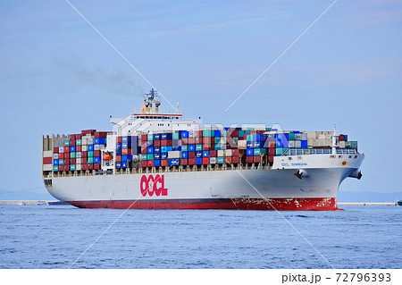大阪港に入港する大型貨物船 72796393