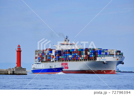 大阪港に入港する大型貨物船 大阪港に入港する大型貨物船 72796394