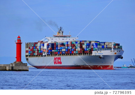 大阪港に入港する大型貨物船 72796395