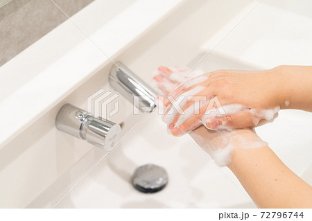 自動水栓のある洗面台で手洗いする女性 72796744