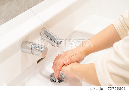 自動水栓のある洗面台で手洗いする女性 72796801