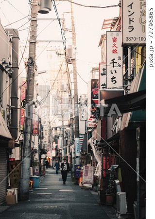 朝日を浴びた人が少ない東京の飲み屋街の街並みの写真素材