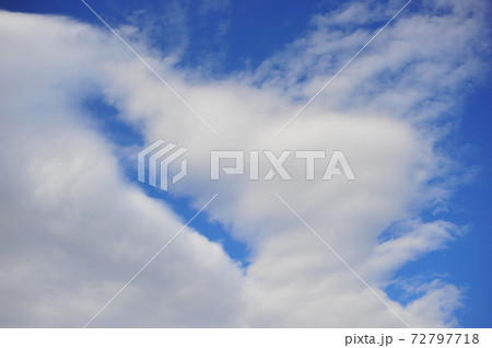 面白い形の涌き雲　　アートな涌き雲　　きれいな白い雲　　 72797718