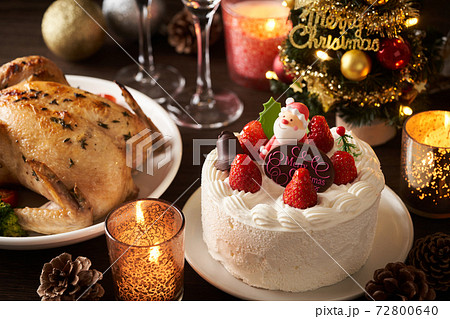 クリスマスケーキとローストチキン クリスマスケーキとローストチキン 72800640