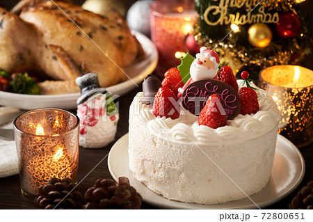 クリスマスケーキとローストチキン 72800651