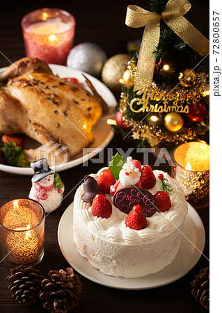 クリスマスケーキとローストチキン 72800657