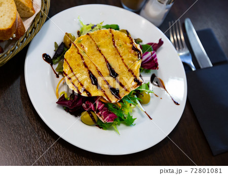 Scallop baked with cheese in seashells, served with lettuce 72801081