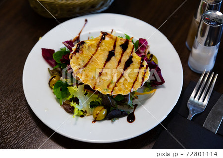 Close up of scallop snack baked with cheese served on seashell 72801114