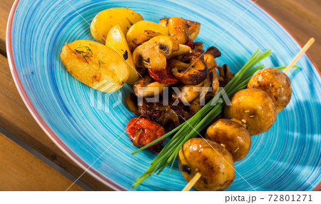 Assorted roasted mushrooms with potatoes Assorted roasted mushrooms with potatoes 72801271