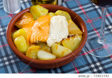 Spanish tapas - Patatas Bravas 72801592