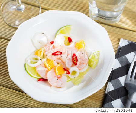 Shrimp ceviche with lime 72801642