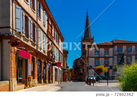 Monument to the fallen soldiers in the central square of the city of Muret Monument to the fallen soldiers in the central square of the city of Muret 72802362