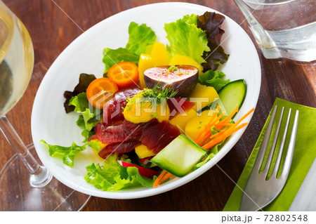 Salad with fresh tuna, mango, zucchini Salad with fresh tuna, mango, zucchini 72802548