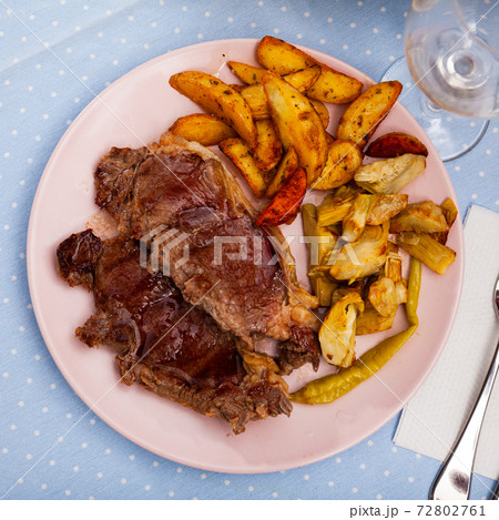 Beef steak with potatoes and artichokes Beef steak with potatoes and artichokes 72802761