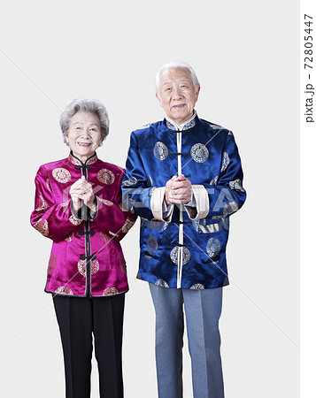 portrait of a senior chinese couple 72805447