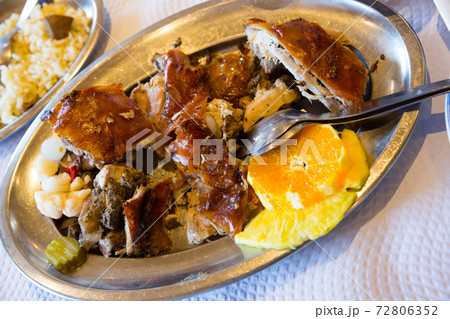 Roasted chicken 72806352