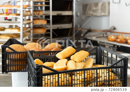 white bread in black baking box in bakery white bread in black baking box in bakery 72806539
