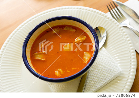 Beans stewed with lamb in tomato and onion sauce 72806874