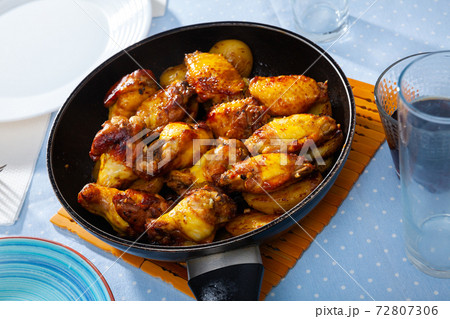 Plate of tasty snack – roasted chicken wings 72807306