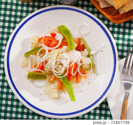 Salad with cauliflower 72807796