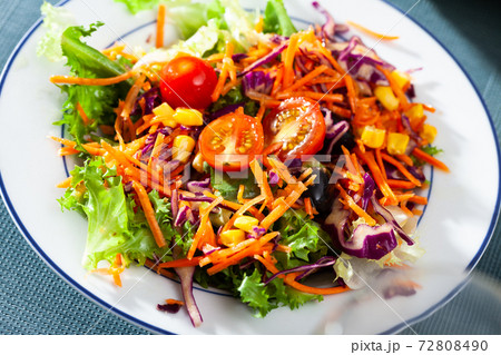 Fresh mixed salad with lettuce, corn, olives and cherry tomatoes 72808490