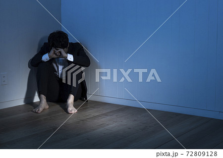暗い部屋で床に座り込んだビジネスマン 暗い部屋で床に座り込んだビジネスマン 72809128