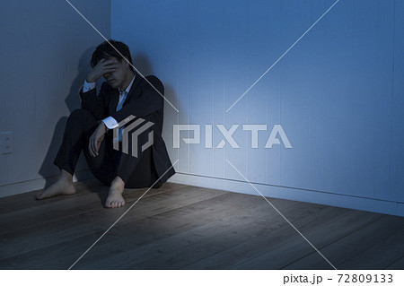 暗い部屋で床に座り込んだビジネスマン 暗い部屋で床に座り込んだビジネスマン 72809133
