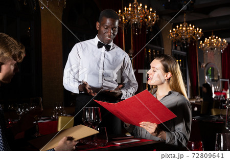 Couple making order 72809641