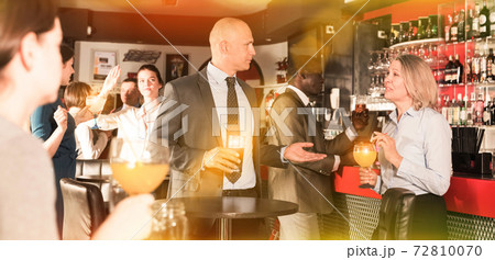 Man talking to woman on corporate party 72810070
