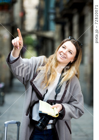 Woman having pamphlet and looking for her route 72810071