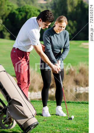 Coach Golf explains how to hit the ball 72810374