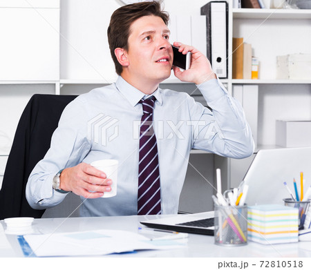 Businessman talking on phone 72810518