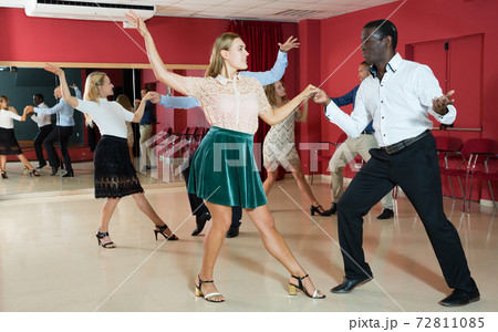 Couples enjoying boogie-woogie 72811085