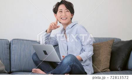 ソファーでパソコン操作をする女性 ソファーでパソコン操作をする女性 72813572