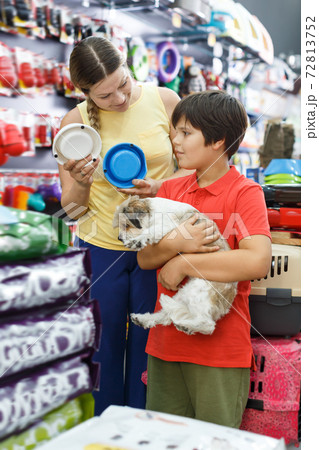 Great family choosing accessories for dog 72813752