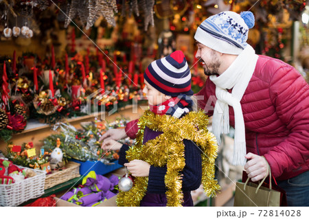 Father with small daughter shopping in Christmas market Father with small daughter shopping in Christmas market 72814028