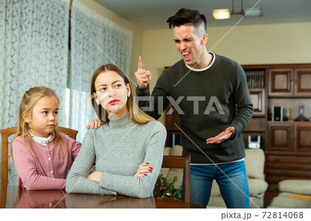 Couple quarreling in presence of daughter 72814068