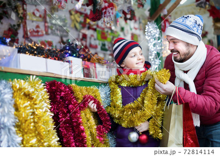 Man with daughter choosing decorations for Xmas Man with daughter choosing decorations for Xmas 72814114