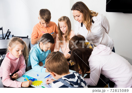 Team of elementary age children drawing Team of elementary age children drawing 72815089