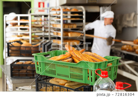 Hot fresh bread in the bakery in box Hot fresh bread in the bakery in box 72816304