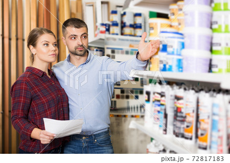 couple is choosing paint with shop list 72817183