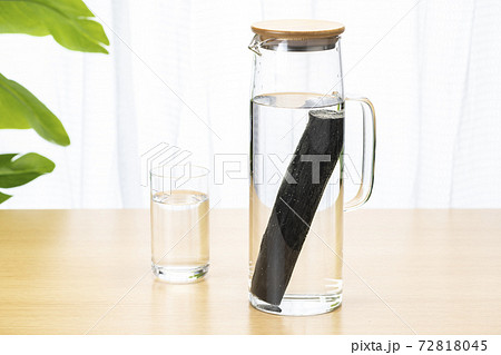 水に備長炭をいれて飲む 72818045