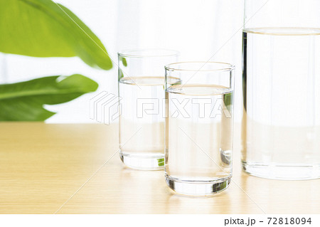 さわやかな部屋のテーブルに飲料水 72818094