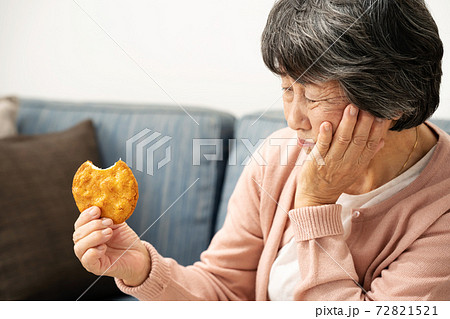 せんべいを食べるシニア女性 72821521