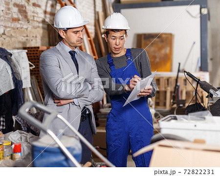 Manager and employee having conflict Manager and employee having conflict 72822231