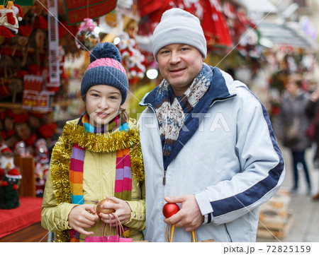 Happy girl and father with shopping bags 72825159